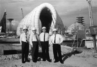 ７０年大阪万博の建設工事が進む会場で。能村龍太郎は左から２番目（太陽工業提供）