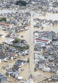 水に浸かった住宅地=平成30年7月、岡山県倉敷市真備町(本社ヘリから) 水に浸かった住宅地=平成30年7月、岡山県倉敷市真備町(本社ヘリから)