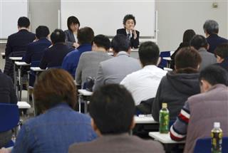 外国人労働者の受け入れに関し厚労省担当者の説明を聞く介護事業者ら＝１５日、名古屋市