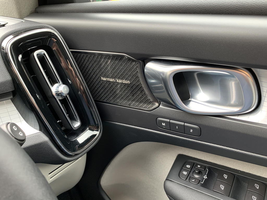 「ハーマン・カードン」のオーディオシステム。エアコンの吹き出し口は個性的なデザインだ