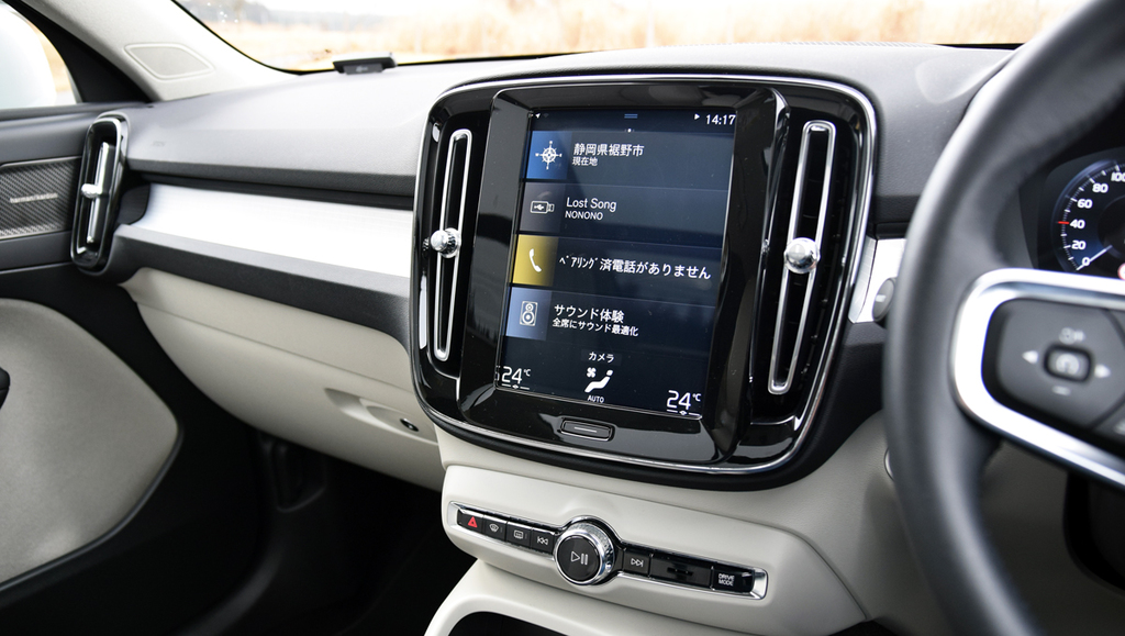 タッチパネル式の９インチディスプレイ