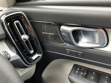 「ハーマン・カードン」のオーディオシステム。エアコンの吹き出し口は個性的なデザインだ