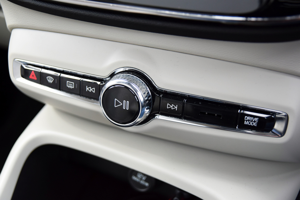 スイッチ類の造形はジュエリーを意識しているそうだ