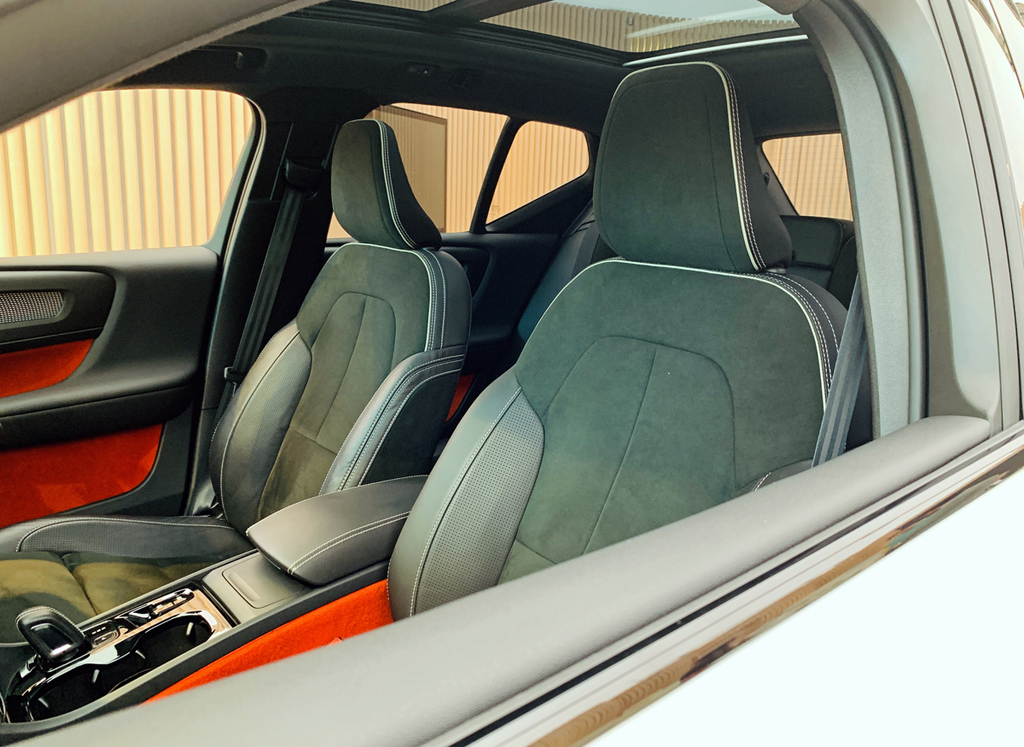 「Ｒデザイン」グレードのインテリア（東京・青山のボルボ・デザインスタジオ）