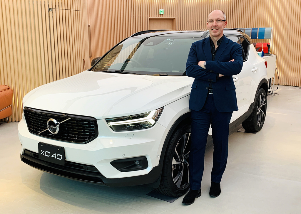 ボルボのデザイン部門上級副社長でインテリアデザインを監督するロビン・ペイジ氏（東京・青山のボルボ・デザインスタジオ）
