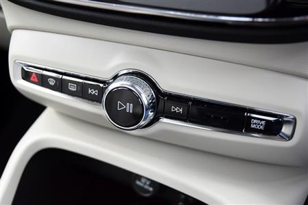 スイッチ類の造形はジュエリーを意識しているそうだ