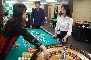 ルーレットを披露する日本カジノスクールの在校生ら＝２６日、大阪市中央区（黒川信雄撮影）