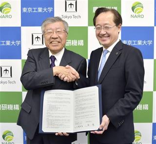 連携協定を結び握手する、農研機構の久間和生理事長（左）と東工大の益一哉学長＝２７日、農水省
