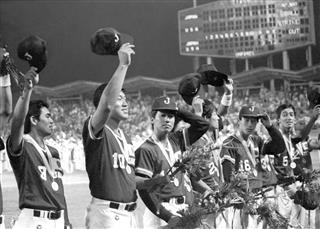 １９８４年のロサンゼルス五輪で公開競技として実施された野球は日本が優勝。表彰式で喜ぶ宮本和知投手（右から３人目）、広沢克実（左から２人目）選手ら