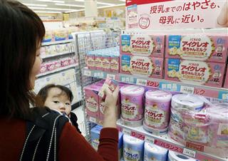 店頭に並んだ乳児用液体ミルク＝１１日、大阪市