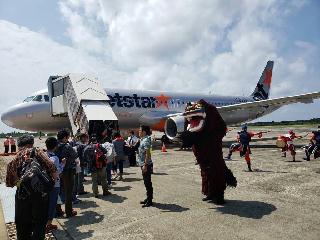 みやこ下地島空港発成田行きの初便の乗客は、地元の伝統芸能の踊りで見送られた＝３０日、沖縄県宮古島市