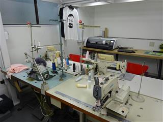 小倉メリヤス製造所の「ヌーイー」。有料でプロ向けの縫製機械が自由に使える=東京都墨田区 小倉メリヤス製造所の「ヌーイー」。有料でプロ向けの縫製機械が自由に使える=東京都墨田区