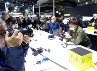 パシフィコ横浜で開幕したカメラ見本市「ＣＰ＋」。最新型のミラーレスカメラを愛好家らが試していた＝２月２８日、横浜市西区
