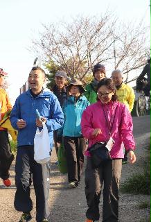 3週間にわたる「熊野詣で」に出発したメンバーたち=京都市伏見区 3週間にわたる「熊野詣で」に出発したメンバーたち=京都市伏見区