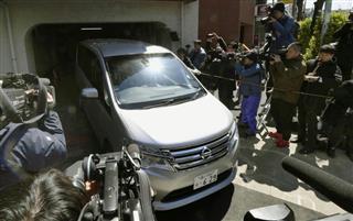 カルロス・ゴーン容疑者が住む東京都内のマンションを出る東京地検の車両＝４日午前