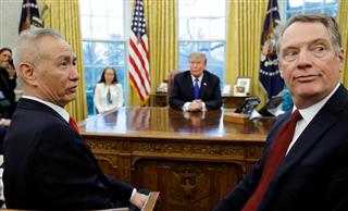 ホワイトハウスでトランプ米大統領（奥）と米通商代表部（ＵＳＴＲ）のライトハイザー代表（右）と会談する中国の劉鶴副首相＝２月２２日（ロイター）