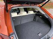 ハッチバックスタイルの荷室は浅い