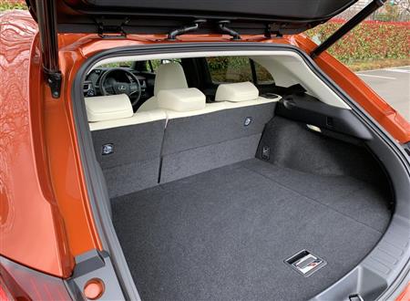 ハッチバックスタイルの荷室は浅い