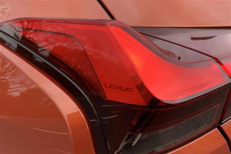 立体的なフィン形状のＬ字型リヤコンビランプ