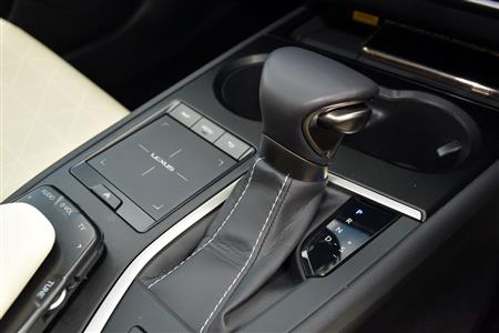 ギアシフターと、ナビやオーディオ類を指先で操作できるリモートタッチ