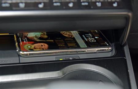 スマートフォンは、センターコンソールのトレイ上に置くだけで簡単にワイヤレス充電ができる
