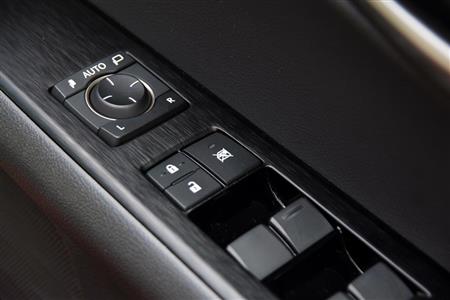 パワーウインドー操作スイッチ周辺のパネルは、金属の塊を削り出したような素材感を表現している