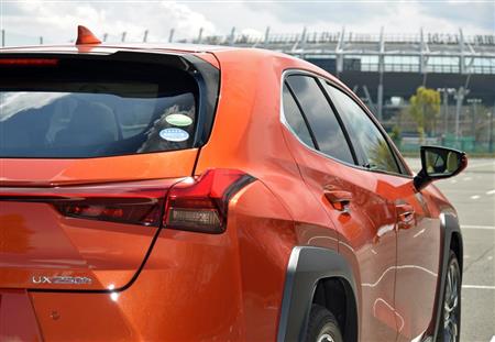 レクサスＵＸと味の素スタジアム