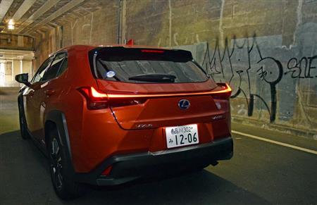 左右のＬ字リヤランプを真一文字につないだ翼形状のＬＥＤコンビランプ