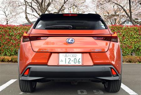 左右のリヤランプを真一文字につないだ翼形状のＬＥＤコンビランプ