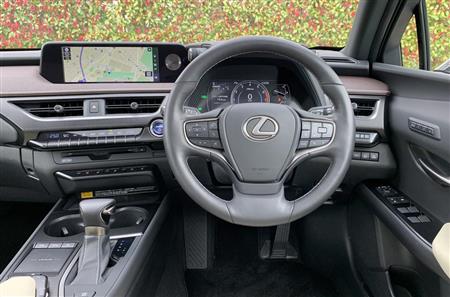 運転席を囲むように仕立てたコンソール