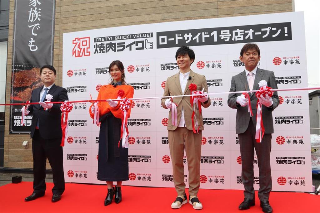 幸楽苑HDの新井田昇社長（一番左）とダイニングイノベーションの西山会長（一番右）