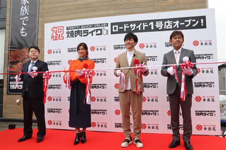 幸楽苑HDの新井田昇社長（一番左）とダイニングイノベーションの西山会長（一番右）