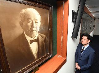 東洋紡本社大会議室に飾られている渋沢栄一の肖像＝９日午後、大阪市北区（安元雄太撮影）