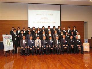 奨学金給付決定通知書授与式の様子。今年も３６人の奨学生を支援する