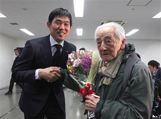 日本代表対ボリビア代表で、賀川浩氏（右）に花束を渡し記念撮影に応じる森保一監督＝ノエビアスタジアム神戸（寺口純平撮影）