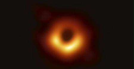 M87銀河で撮影に成功したブラックホール(中央の黒い部分)と、周りを取り巻くガスからでる光(国立天文台などの国際チーム提供)