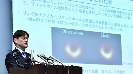 ブラックホールの輪郭撮影に成功し、会見する国立天文台の本間希樹教授=10日午後、東京都千代田区(佐藤徳昭撮影)