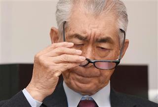 PD-1阻害癌治療薬の特許について、厳しい表情で懇談会に臨む京都大学の本庶佑特別教授=10日午後、京都市左京区の京都大学芝蘭会館(永田直也撮影) PD-1阻害癌治療薬の特許について、厳しい表情で懇談会に臨む京都大学の本庶佑特別教授=10日午後、京都市左京区の京都大学芝蘭会館(永田直也撮影)