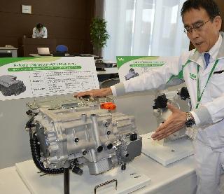 モーター、ギア、インバーターを一体化した、新型のEV向け駆動装置=12日、滋賀県愛荘町の日本電産滋賀技術開発センター(織田淳嗣撮影) モーター、ギア、インバーターを一体化した、新型のEV向け駆動装置=12日、滋賀県愛荘町の日本電産滋賀技術開発センター(織田淳嗣撮影)