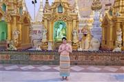 敬虔な仏教徒が多いミャンマーのパゴダ。肌の露出は控えて入場します。パゴダ内は裸足で回るので足の裏が真っ黒に！　訪れる際はウエットティッシュの携行がおすすめです（辰巳さん提供）