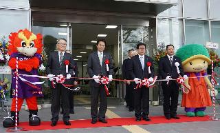 開業を祝いテープカットを行う京都銀行の土井伸宏頭取（左から２人目）、京都府亀岡市の桂川孝裕市長（同３人目）ら＝１５日、京都府亀岡市の京都銀行亀岡支店前（西川博明撮影）