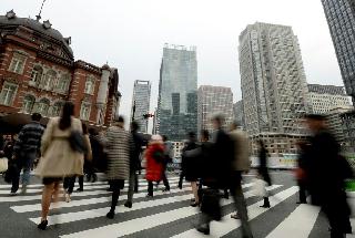 東京駅前の横断歩道を行き交う会社員ら。病気やけがで働けなくなった場合への備えは、今後ますます重要になってくる＝東京都千代田区