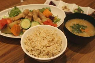 玄米（ＢｒｏｗｎＲｉｃｅ）、バランス（Ｂａｌａｎｃｅ）、美と健康（Ｂｅａｕｔｙ＆Ｈｅａｌｔｈ）の「３Ｂ」がｓａｋｕｒａ食堂のコンセプト。「ナチュラル朝日」の玄米とヘルシーな旬のおかずの定食（加藤聖子撮影）