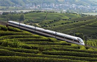 福建省武夷山市内を走行する合福（安徽省合肥市－福建省福州市）高速鉄道＝中国新聞社