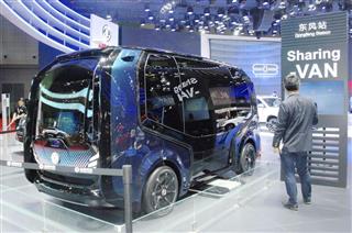 上海国際モーターショーで展示された華為技術と東風汽車が共同開発した自動運転ＥＶ＝１７日（共同）