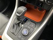 手前左側のスイッチは「ダウンヒルアシストコントロール」。ダイヤルを右に回すと「ロック＆ダート」モードを選択できる