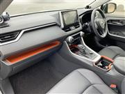 ガソリン車の「アドベンチャー」グレード。オレンジの差し色が目を惹く