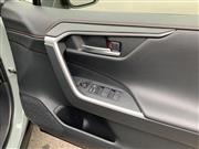 ガソリン車の「アドベンチャー」グレードのドアハンドル周り