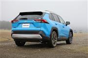 新型ＲＡＶ４のリヤビュー（写真はガソリン車の「アドベンチャー」グレード）