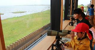 2階に備え付けられた望遠鏡を使って野鳥観察を楽しむ子供たち=島根県出雲市 2階に備え付けられた望遠鏡を使って野鳥観察を楽しむ子供たち=島根県出雲市